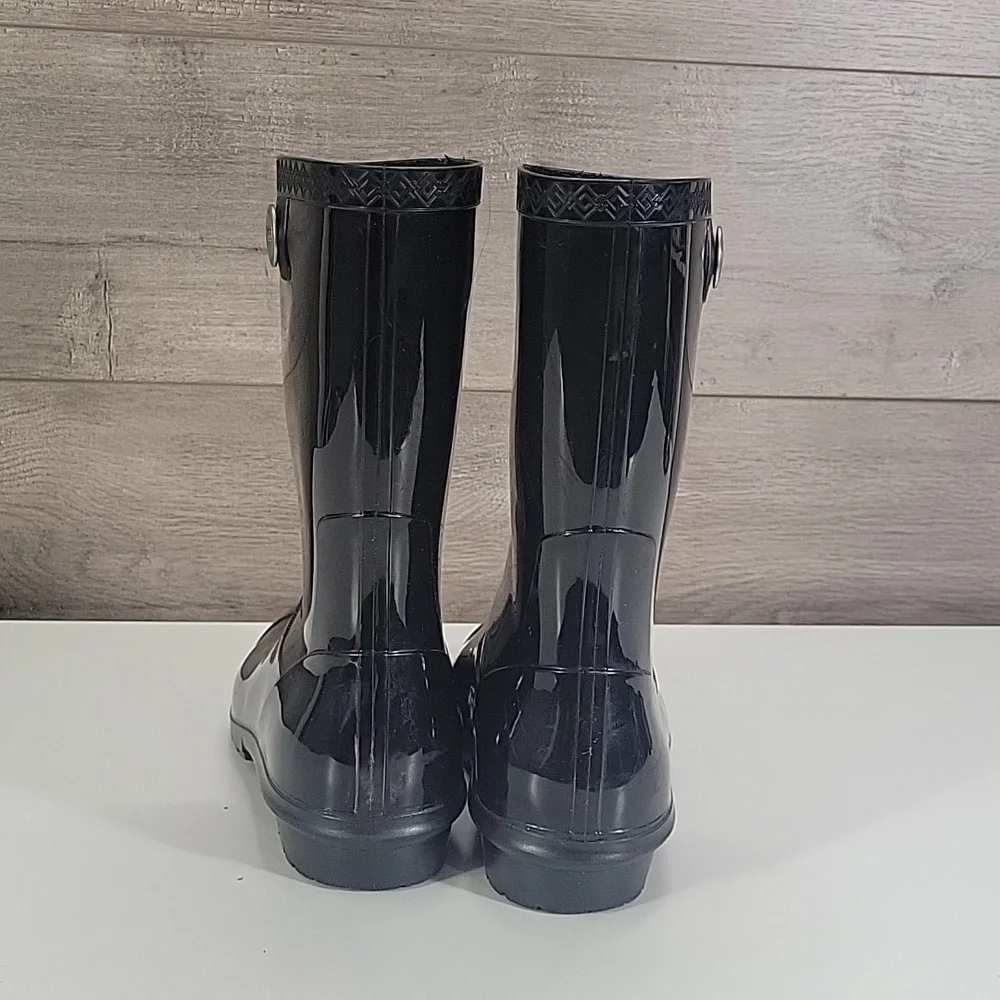 UGG shiny black